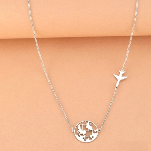 ‼️NEW IN‼️Elegant Silver Globe Pendant Necklace - Picture 1 of 6